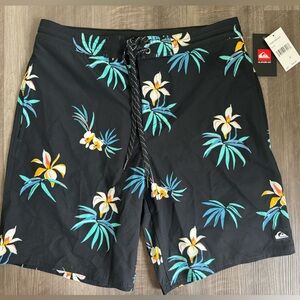 Quiksilver Black Tropical Print Boardshorts size medium